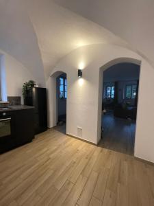 a kitchen and a living room with a wooden floor at Kleine Festung in Königstein an der Elbe