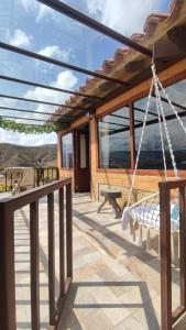 - une terrasse couverte avec une balançoire dans l'établissement Glamping con jacuzzi Mirador Jarana Villa de Leiva, à Villa de Leyva