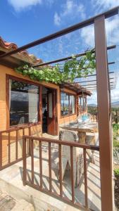 - une vue depuis la terrasse d'une maison dans l'établissement Glamping con jacuzzi Mirador Jarana Villa de Leiva, à Villa de Leyva
