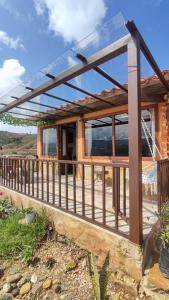 une maison avec un toit en verre dans l'établissement Glamping con jacuzzi Mirador Jarana Villa de Leiva, à Villa de Leyva