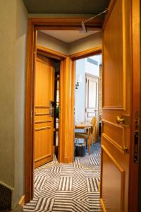 una puerta que conduce a una habitación con una mesa en Hôtel De Fleurie en París