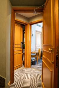 une porte menant à une chambre avec une table dans l'établissement Hôtel De Fleurie, à Paris