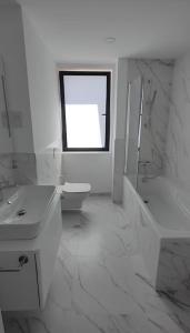 Een badkamer bij Luxury Apartment/High Floor/Stunning Views/Parking