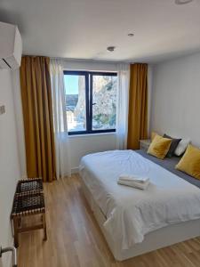 een slaapkamer met een groot bed en een groot raam bij Luxury Apartment/High Floor/Stunning Views/Parking in Gibraltar