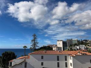 vistas a la ciudad y al océano con edificios en Marias sea cottage en Funchal
