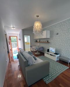 ein Wohnzimmer mit Couch und ein Esszimmer in der Unterkunft Marias sea cottage in Funchal