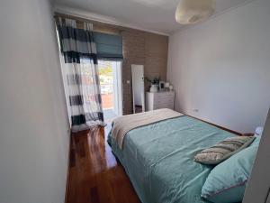 Habitación pequeña con cama y ventana en Marias sea cottage, en Funchal