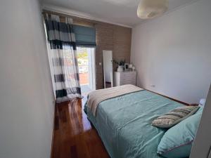 ein kleines Schlafzimmer mit einem Bett und einem Fenster in der Unterkunft Marias sea cottage in Funchal + 47 Fotos