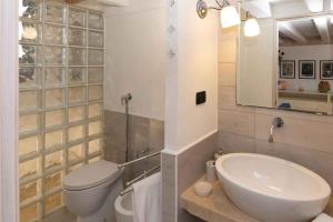 La salle de bains est pourvue d'un lavabo, de toilettes et d'un miroir. dans l'établissement Apartments in Spongano/Apulien 20947, à Spongano