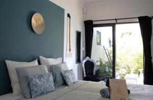 1 dormitorio con cama y ventana con perro en Casa Mantana Bonaire, en Kralendijk