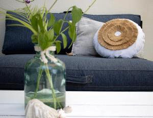 un jarrón sentado en una mesa junto a un sofá en Casa Mantana Bonaire, en Kralendijk