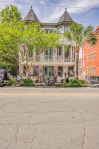 uma casa grande com pessoas sentadas à sua frente em Leland Suite at Mirabelle em Savannah
