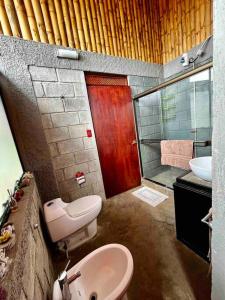 La salle de bains est pourvue de toilettes, d'un lavabo et d'un miroir. dans l'établissement Chalet Zen Bella Vista, à Ángeles