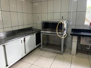 a kitchen with a sink and an oven in it at Villa Marina Casa de eventos in Senador Canedo