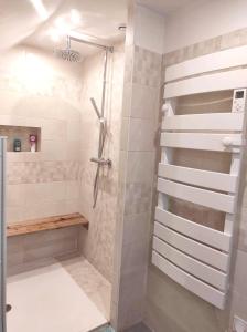 ein Bad mit einer Dusche und einer Glastür in der Unterkunft Maison de 2 chambres avec wifi a Dreux in Dreux