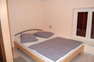 Ένα ή περισσότερα κρεβάτια σε δωμάτιο στο Beach House Tribunj