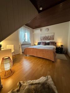 een slaapkamer met een groot bed en een houten vloer bij Maksimirhouse in Zagreb