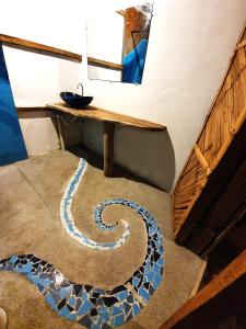 a room with a spiral design on the floor at Hostal Olmito Canoa in Canoa