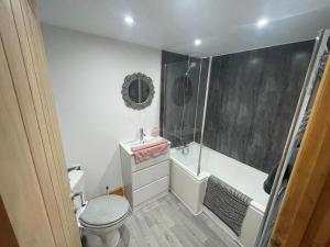 Koupelna v ubytování Castle Wall Cottage + 10 fotografií