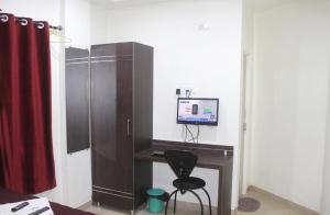 En TV eller et underholdningssystem på Hotel Preetam Aurangabad