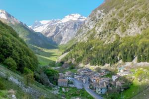 un village dans une vallée dans les montagnes dans l'établissement [vista Sibillini] Villa Amici, 
