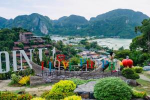 vistas a una ciudad con montañas en el fondo en Sea Shell Hut en Phi Phi Don