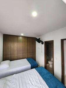 1 dormitorio con 2 camas y aseo en Alojamiento, Penthouse, Dúplex, Spa en La Mesa