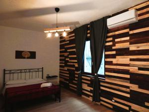 a bedroom with a wall made out of wood at Camurria in Piazza Armerina