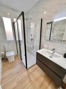 a bathroom with a shower and a sink and a toilet at Apartamento reformado centro de Santander in Santander