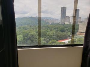 ventana con vistas a la ciudad en Apartamento los caobos, en Caracas