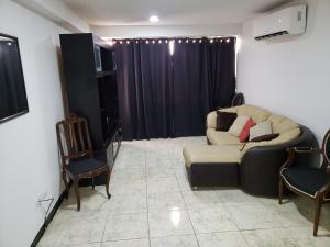 sala de estar con sofá y silla en Apartamento los caobos, en Caracas