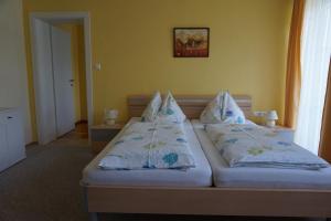 1 dormitorio con 2 camas individuales en una habitación en Ferienwohnung Lieserhaus, en Rennweg