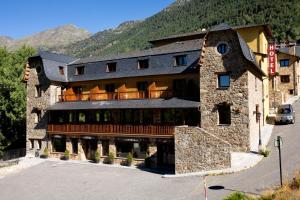 - un grand bâtiment avec un balcon sur le côté dans l'établissement Hotel & SPA Niunit, à Ordino