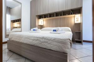 ein Schlafzimmer mit einem großen weißen Bett in einem Zimmer in der Unterkunft Ca' Ida - Affitti Temporanei in Turin