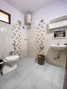 La salle de bains est pourvue de toilettes et d'un lavabo. dans l'établissement Bigson Service Apartments, Kondapur, à Hyderabad