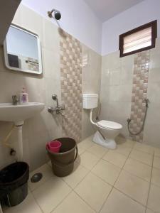 La salle de bains est pourvue de toilettes et d'un lavabo. dans l'établissement Bigson Service Apartments, Kondapur, à Hyderabad