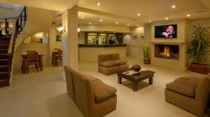 ein Wohnzimmer mit Kamin und Treppe in der Unterkunft Soft Bariloche Hotel in San Carlos de Bariloche