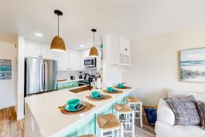 Η κουζίνα ή μικρή κουζίνα στο Pacific Street Hideaway Unit 2: Sound view condo w/modern interior, balcony, & W/D access