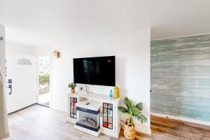 Μια τηλεόραση ή/και κέντρο ψυχαγωγίας στο Pacific Street Hideaway Unit 2: Sound view condo w/modern interior, balcony, & W/D access