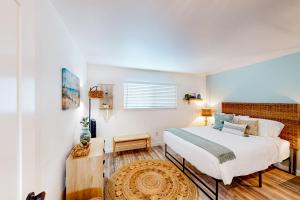 Ένα ή περισσότερα κρεβάτια σε δωμάτιο στο Pacific Street Hideaway Unit 2: Sound view condo w/modern interior, balcony, & W/D access