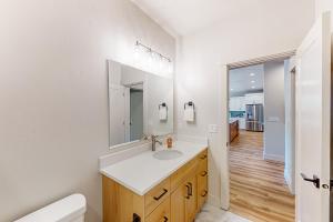 un baño con lavabo y espejo en McCall's Mighty Marvel, en McCall 18 fotos más