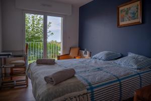 Posteľ alebo postele v izbe v ubytovaní Appartement cosy, vue mer, terrasse et parking situé à Beaurivage