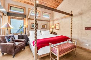 1 dormitorio con cama con dosel y silla en Deer Valley Chalet en Park City