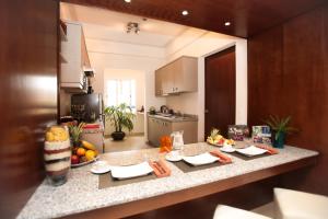Apparthotel Eden Beach في تغازوت: مطبخ مع كونتر عليه فاكهة
