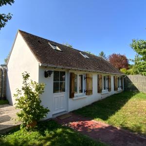 una piccola casa bianca con cortile di La Maisonnette a Senlis