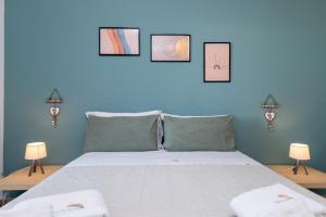 奧斯圖尼的住宿－Dimore Lucalorenzo，卧室配有一张墙上三幅照片的床