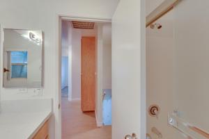 y baño con lavabo y espejo. en Convenient Bakersfield Townhome with Patio!, en Bakersfield