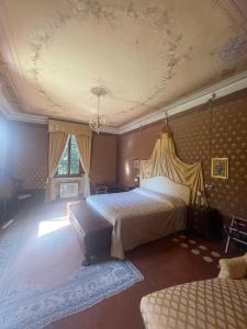 1 dormitorio con 2 camas y techo en Unique suite at Tenuta Granducale Dolciano, en Chiusi