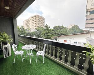 d'une terrasse avec 2 chaises et une table sur un balcon. dans l'établissement Aadaraya Colombo 7, à Colombo