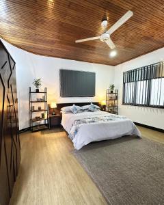 1 dormitorio con 1 cama y ventilador de techo en Aadaraya Colombo 7, en Colombo